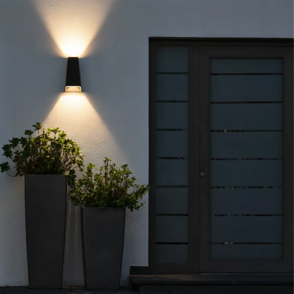 kelvo® FLUX KLV-101-0119 Μοντέρνο Φωτιστικό Τοίχου - Απλίκα LED 6W 750lm 30° AC 220-240V Αδιάβροχο IP65 Θερμό Λευκό 2700K - Lumileds COB Chip & TÜV SÜD Driver - Μαύρο Ματ - Μ5 x Π8.5 x Υ17cm - 5 Χρόνια Εγγύηση