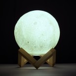 GloboStar® MOON 79605 Επιτραπέζιο Ανάγλυφο Διακοσμητικό Φωτιστικό Φ15cm 3D MOON LIGHT LED 3.7W DC 5V με Ενσωματωμένη Μπαταρία 500mAh Li-ion Επαναφορτιζόμενο - Καλώδιο Τροφοδοσίας USB και Διακόπτη Αφής CCT Θερμό Λευκό 3000K - Ψυχρό Λευκό 6000K Dimmable