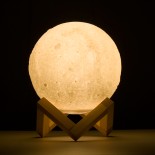 GloboStar® MOON 79605 Επιτραπέζιο Ανάγλυφο Διακοσμητικό Φωτιστικό Φ15cm 3D MOON LIGHT LED 3.7W DC 5V με Ενσωματωμένη Μπαταρία 500mAh Li-ion Επαναφορτιζόμενο - Καλώδιο Τροφοδοσίας USB και Διακόπτη Αφής CCT Θερμό Λευκό 3000K - Ψυχρό Λευκό 6000K Dimmable