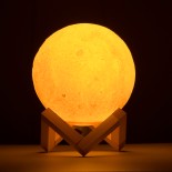 GloboStar® MOON 79605 Επιτραπέζιο Ανάγλυφο Διακοσμητικό Φωτιστικό Φ15cm 3D MOON LIGHT LED 3.7W DC 5V με Ενσωματωμένη Μπαταρία 500mAh Li-ion Επαναφορτιζόμενο - Καλώδιο Τροφοδοσίας USB και Διακόπτη Αφής CCT Θερμό Λευκό 3000K - Ψυχρό Λευκό 6000K Dimmable