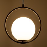 GloboStar® MADRID 00931 Μοντέρνο Κρεμαστό Φωτιστικό Μπάλα Μονόφωτο 1 x E27 IP20 Μαύρο Μέταλλο με Λευκό Γυαλί - Μ30 x Π20 x Υ30cm