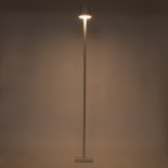 GloboStar® NEGA 60478 Μοντέρνο Επιδαπέδιο Φωτιστικό LED 2.2W 154lm 360° DC 5V IP44 Θερμό Λευκό 2700K Dimmable με Διακόπτη Αφής - Επαναφορτιζόμενο με Μπαταρία Li-ion 4000mAh - Λευκό - Φ10 x Υ135cm - 2 Χρόνια Εγγύηση