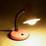 GloboStar® STUDENT 01534 Μοντέρνο Επιτραπέζιο Φωτιστικό Πορτατίφ Μονόφωτο 1 x E27 IP20 Ροζ Μέταλλο με Μαύρο Πλαστικό - Μ12 x Π12 x Υ32cm