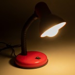 GloboStar® STUDENT RED 01535 Μοντέρνο Επιτραπέζιο Φωτιστικό Γραφείου Μονόφωτο 1 x E27 IP20 Κόκκινο Μέταλλο με Μαύρο Πλαστικό - Μ12 x Π12 x Υ32cm