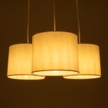 GloboStar® RAMSON 01526 Μοντέρνο Κρεμαστό Φωτιστικό Οροφής Τρίφωτο 3 x E27 Λευκό με Ξύλο και Υφασμάτινα Καπελα Φ67 x Υ65cm