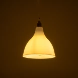 GloboStar® RADE 203-0125 Μοντέρνο Κρεμαστό Φωτιστικό Καμπάνα Μονόφωτο 1 x E27 IP20 Λευκό με Χρυσό Πλαστικό - Μ18.5 x Π18.5 x Υ23cm