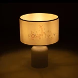 GloboStar® GIRAFFE 204-0026 Παιδικό Eπιτραπέζιο Φωτιστικό Πορτατίφ Μονόφωτο 1 x E27 IP20 Πολύχρωμο Ύφασμα με Λευκό Πλαστικό - Μ24 x Π24 x Υ32cm