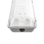 GLOBOSTAR® VIGAS 90613 Γραμμικό Βιομηχανικό Φωτιστικό Σκαφάκι Tri-Proof με Μεταλλικά Clips για 2 x Λάμπες T8 G13 90cm Τύπου Φθορίου LED Τροφοδοσίας Ενός Άκρου 120° AC 220-240V Αδιάβροχο IP65 - Γκρι με Διάφανο Κάλυμμα Πλαστικό PC - Μ126 x Π11.5 x Υ9cm