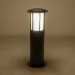 GLOBOSTAR® SOLARMIS 90536 Φωτιστικό Κολωνάκι Κήπου LED 10W 180lm 120° με Ενσωματωμένο Φωτοβολταϊκό Panel 6V 5W & Επαναφορτιζόμενη Μπαταρία Li-ion 3.2V 6000mAh με Αισθητήρα Ημέρας-Νύχτας Αδιάβροχο IP65 All in One CCT 6000K-4500K-2700K - Μαύρο - Μ22 x Π22 x