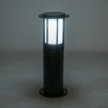 GLOBOSTAR® SOLARMIS 90536 Φωτιστικό Κολωνάκι Κήπου LED 10W 180lm 120° με Ενσωματωμένο Φωτοβολταϊκό Panel 6V 5W & Επαναφορτιζόμενη Μπαταρία Li-ion 3.2V 6000mAh με Αισθητήρα Ημέρας-Νύχτας Αδιάβροχο IP65 All in One CCT 6000K-4500K-2700K - Μαύρο - Μ22 x Π22 x
