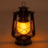 GLOBOSTAR® FIREWATCH 76546 Διακοσμητικό Φαναράκι LED 10W 500lm 360° Επαναφορτιζόμενο DC 5V με Μπαταρίες 2x18650 IP20 Ultra Θερμό Λευκό 1800K - Μ15 x Π11.5 x Υ23.5cm - 2 Χρόνια Εγγύηση