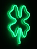 GloboStar® 78572 Φωτιστικό Ταμπέλα Φωτεινή Επιγραφή NEON LED Σήμανσης FOUR LEAF CLOVER 5W με Καλώδιο Τροφοδοσίας USB - Μπαταρίας 3xAAA (Δεν Περιλαμβάνονται) - Πράσινο