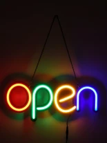 GloboStar® 85856 Φωτιστικό Ταμπέλα Φωτεινή Επιγραφή NEON LED Σήμανσης Animated OPEN 30W AC 230V με Διακόπτη On/Off και Ασύρματο Χειριστήριο IR Κόκκινο - Πράσινο - Κίτρινο - Γαλάζιο