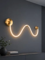 kelvo® LASSO KLV-101-0506 Φωτιστικό Τοίχου / Απλίκα LED 32W 3200lm 360° AC 220-240V IP20 Ρυθμιζόμενο Λευκό CCT με Διακόπτη στο Driver 2700K/4500K/6000K Triac Dimmable - Lumileds SMD Chip & ENEC/TÜV Driver - Σατινέ Χρυσό Βούρτσας - Μ120 x Π8 x Υ35cm - 5 Χρ