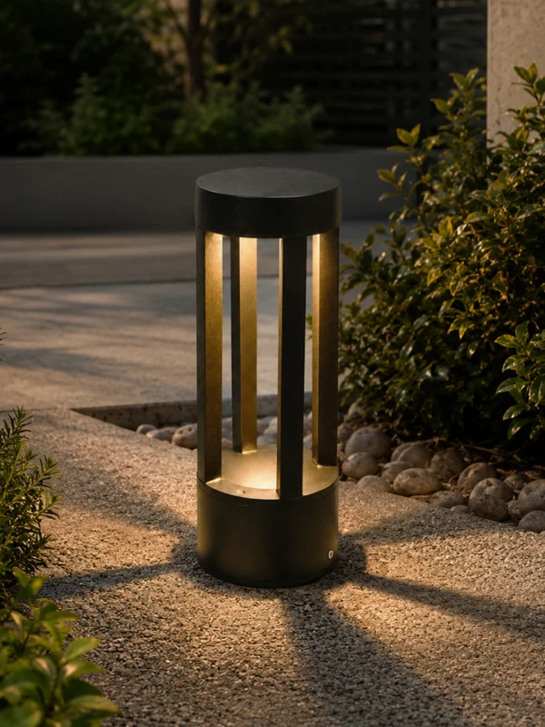 GLOBOSTAR® PRISM GLB-103-0018 Φωτιστικό Κολωνάκι Κήπου LED 8W 720lm 90° AC 220-240V Αδιάβροχο IP65 Θερμό Λευκό 2700K - Sanan SMD Chip - Μαύρο Ματ - Μ10.5 x Π10.5 x Υ30cm - 3 Χρόνια Εγγύηση